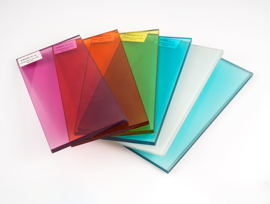 Kabelgebundenes laminiertes Glas